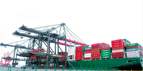 推廣電能替代 廈門建成全國(guó)首個(gè)零排放、全電動(dòng)、全自動(dòng)碼頭