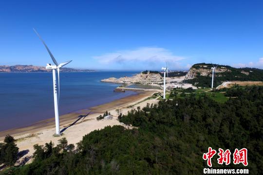 沿海灘而建的風(fēng)力發(fā)電機(jī)?！⊥鯑|明 攝