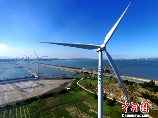 正在運(yùn)行中的風(fēng)力發(fā)電機(jī)?！⊥鯑|明 攝