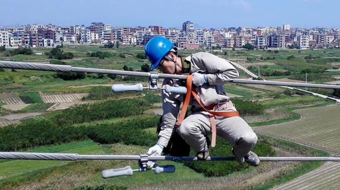 高空作業(yè)線路體檢 確?？煽抗╇? /></a>
				<span>高空作業(yè)線路體檢 確保可靠供電</span>
			</li>
			<li>
				<a href=