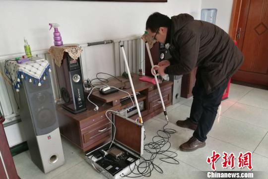 國(guó)家電網(wǎng)技術(shù)人員在在河北省淶水縣南郭下村的分布式光伏扶貧電站研發(fā)5G技術(shù)傳輸?！≮w明 攝