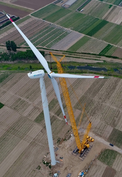 河北昌黎縣灤河口風(fēng)電項目工程開始吊裝風(fēng)機(jī)