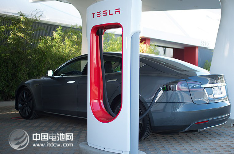 三車連撞特斯拉Model X車主喪生 鈷酸鋰電池技術激進穩(wěn)定性遭質(zhì)疑