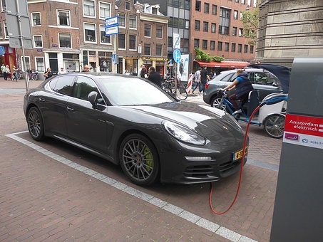 牽手紅旗 漢能太陽能汽車會更進(jìn)一步嗎？
