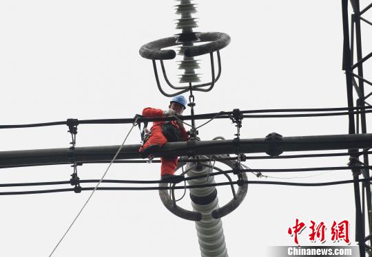 圖為電力工人在70多米高空作業(yè)，為特高壓復(fù)奉線重慶段進(jìn)行八年來(lái)首次大修。　周毅 攝