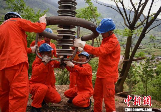 圖為電力工人首次在特高壓復(fù)奉線重慶段開(kāi)展整串絕緣子串更換工作?！≈芤?攝