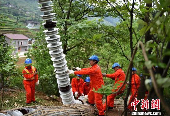 圖為電力工人首次在特高壓復(fù)奉線重慶段開(kāi)展整串絕緣子串更換工作?！≈芤?攝