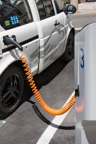 無線充電革命正悄悄萌芽 充電樁能否保其身？