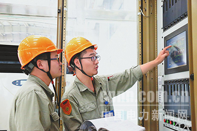 近日，國(guó)電哈密煤電開(kāi)發(fā)有限公司在2號(hào)機(jī)組檢修期間，開(kāi)展了“C修微課堂”崗位練兵活動(dòng)，助力青工成長(zhǎng)成才，掀起了“學(xué)技術(shù)、提素質(zhì)”的熱潮。圖為該公司電氣二次班勵(lì)磁專工在講解勵(lì)磁小電流試驗(yàn)原理。