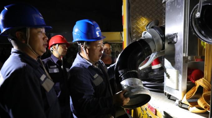 電力應(yīng)急排澇車兼具發(fā)電和排澇的功能，不需依賴外接電源，在應(yīng)急搶修過程中使用十分方便。只要將一端的水管插入積水，另一端接入河道，啟動電機(jī)便可迅速排水。這臺大功率排澇車的特點(diǎn)是吸力大、吸程高，最大吸水深度可達(dá)20左右，每分鐘的抽水量大1000升，若水深在10米以內(nèi)，每分鐘的吸水量可到1800升至2000升。