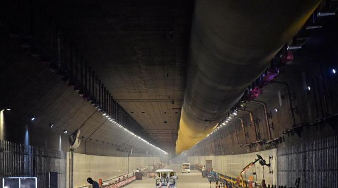 廣東電網(wǎng)公司承擔(dān)著對(duì)人工島及港珠澳大橋本體工程的供電任務(wù)，同時(shí)為粵港澳三地的綜合運(yùn)輸體系和高速路網(wǎng)提供電力保證。早在港珠澳大橋于2009年12月15日正式動(dòng)工以來(lái)，廣東電網(wǎng)公司珠海供電局便成立了港珠澳大橋供電專項(xiàng)服務(wù)小組，9年間一直跟隨建設(shè)進(jìn)度及時(shí)滿足各項(xiàng)用電需求。